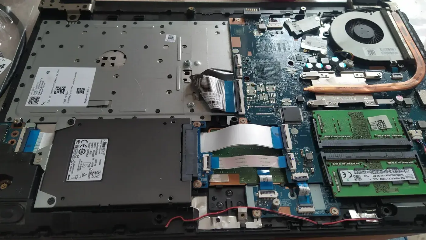 Разобранный ноутбук HP: видны SSD Kingston и модуль памяти
